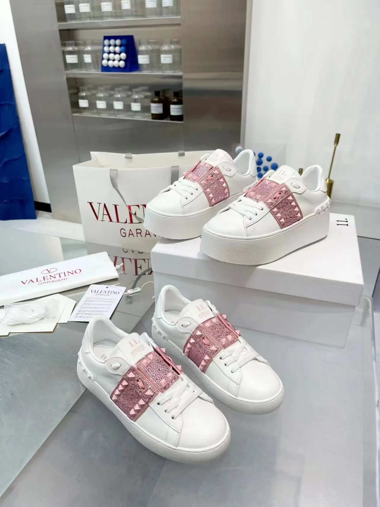 👟👟Ex-factory price 680👟👟 The latest thick-soled high version of Nujia Valentino Valentino 23ss spring and summer thick-soled rivet sports and casual shoes white shoes 2023 latest model hot-selling series hard to find after being launched in Japan Super hot classic rivet series with thick sole 6cm height increase Purchase the original version every detail is very exquisite🎁 Upper: silk cowhide splicing Lining: Cowhide lining Outsole: Original synchronized TPR outsole 6cm height increase Size: Female 35-41 (40.41 customized)